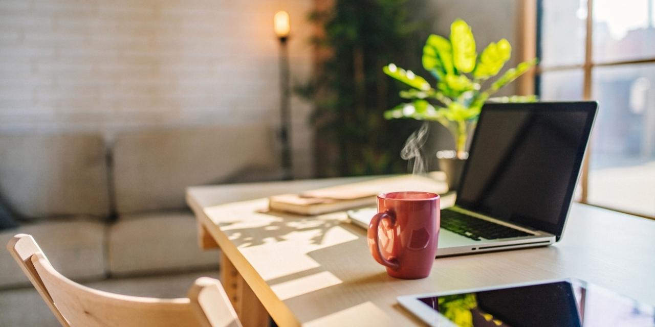 Chọn bàn làm việc 1m5 tối giản hay bàn nâng hạ thông minh?