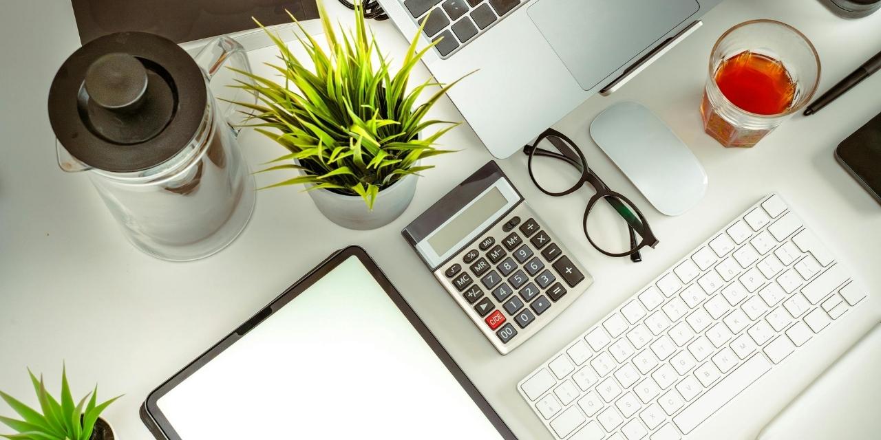 Cây để bàn văn phòng - TOP 9+ mẫu đẹp, dễ chăm & hợp phong thủy 2026