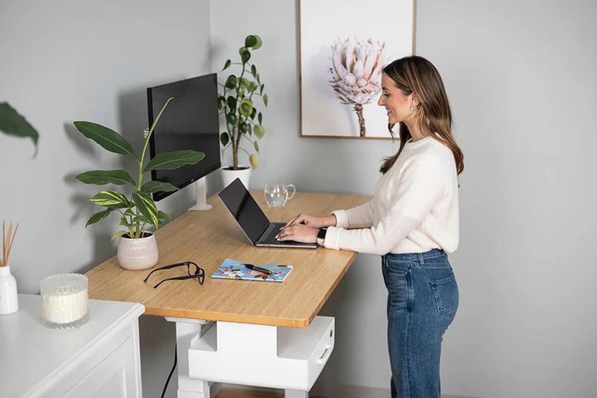 Sắp xếp các vật dụng trên bàn một cách gọn gàng
